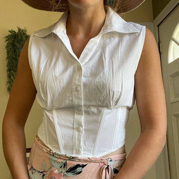 White sleeveless button down preppy crop top - Picture 2 of 10